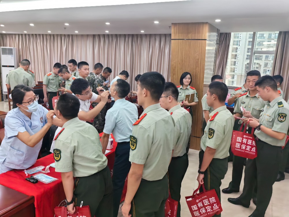 【汕头口腔医院】心系军营送健康 义诊服务暖兵心——汕头口腔医院开展军营义诊活动 (3).jpg