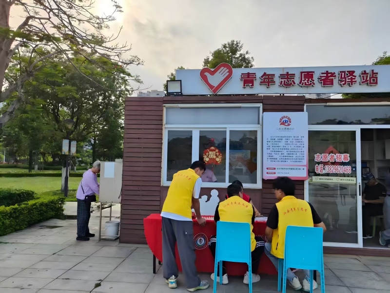 【汕头口腔医院】常态便民惠民生——汕头口腔医院携手志愿队伍开展口腔公益服(1).jpg
